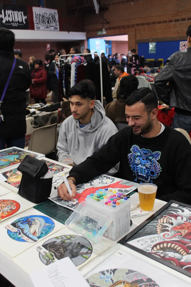 Artistas dibujando en el market
