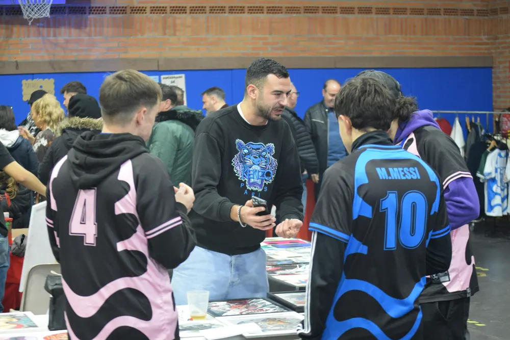Chicos con las camisetas 814
