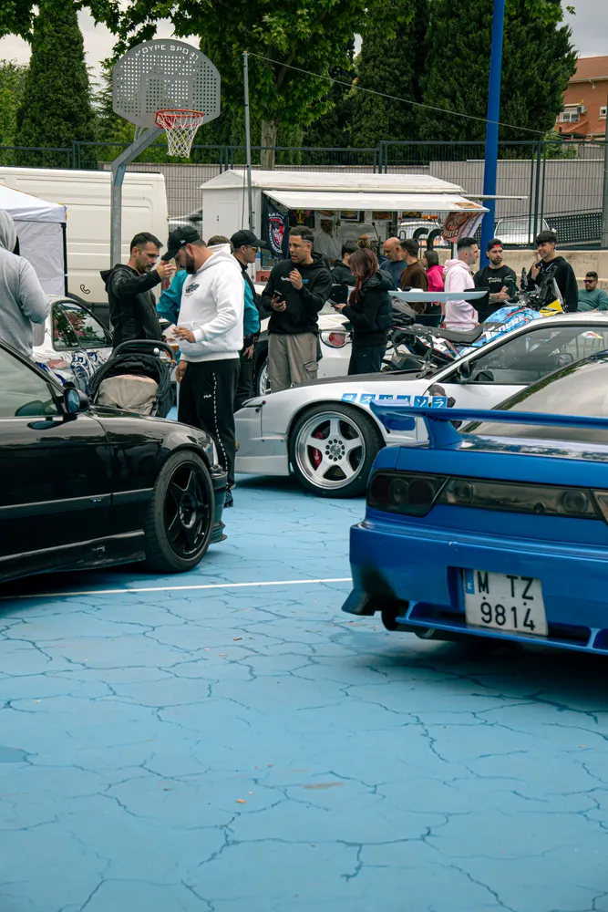 Nissan 180SX azul en la pista