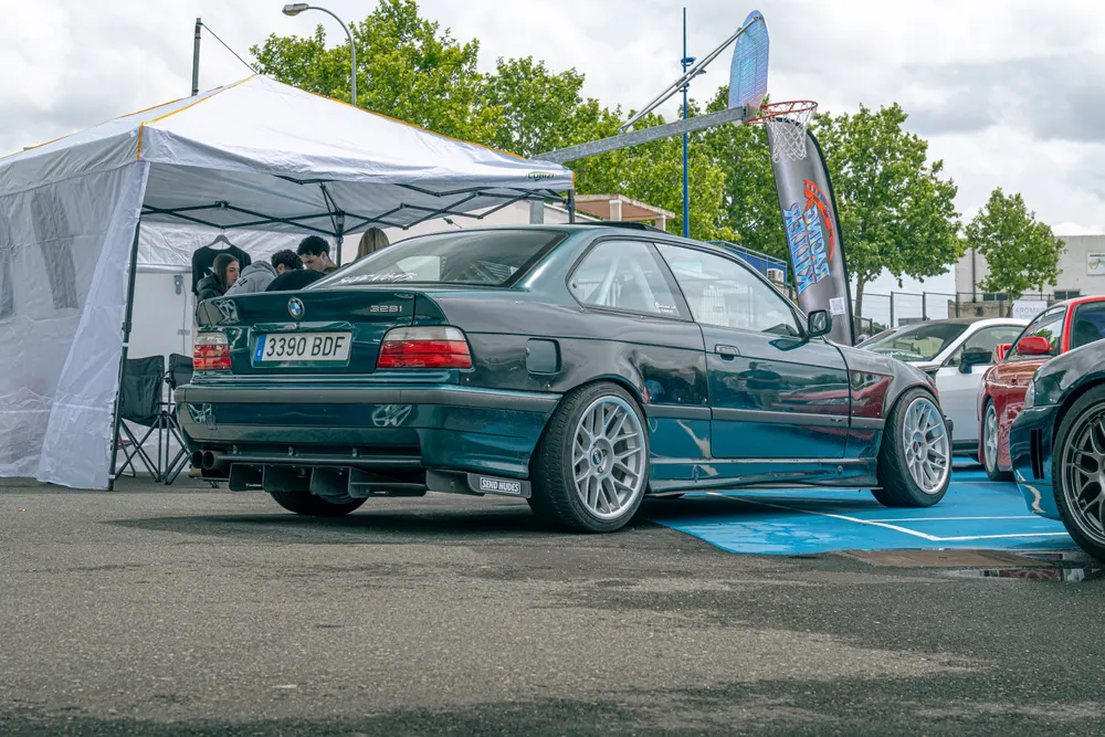 BMW verde junto a una carpa
