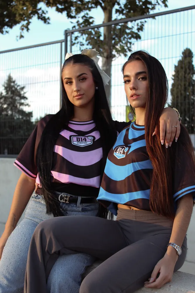 Dos chicas con las camisetas 814
