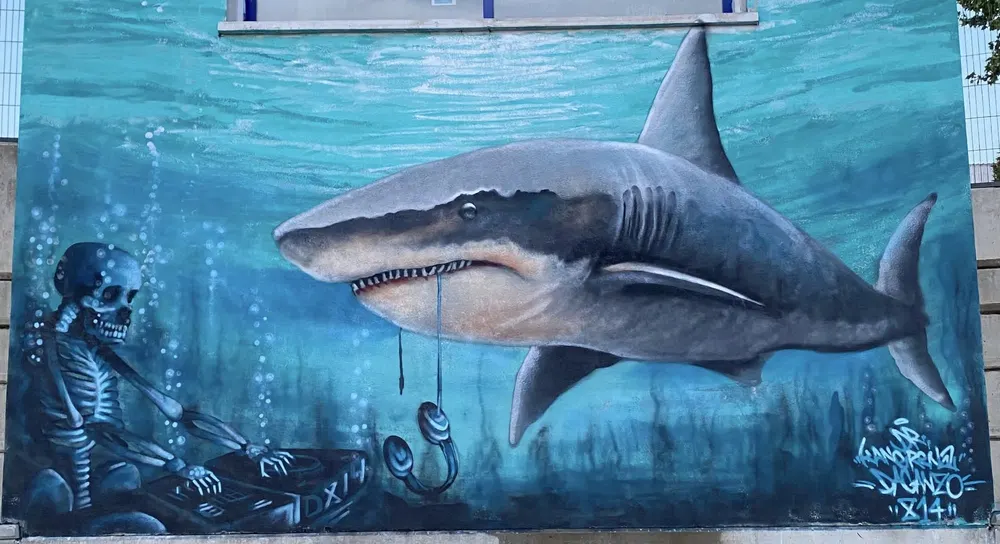 Mural de tiburón pintado en el 814.DAY II