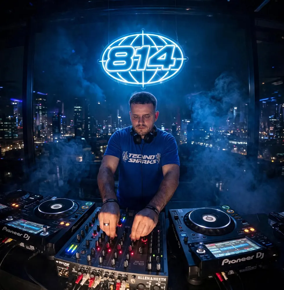 DJ de 814 bajo el logo en neón