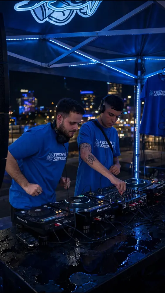DJs de Techno Sharks bajo la carpa