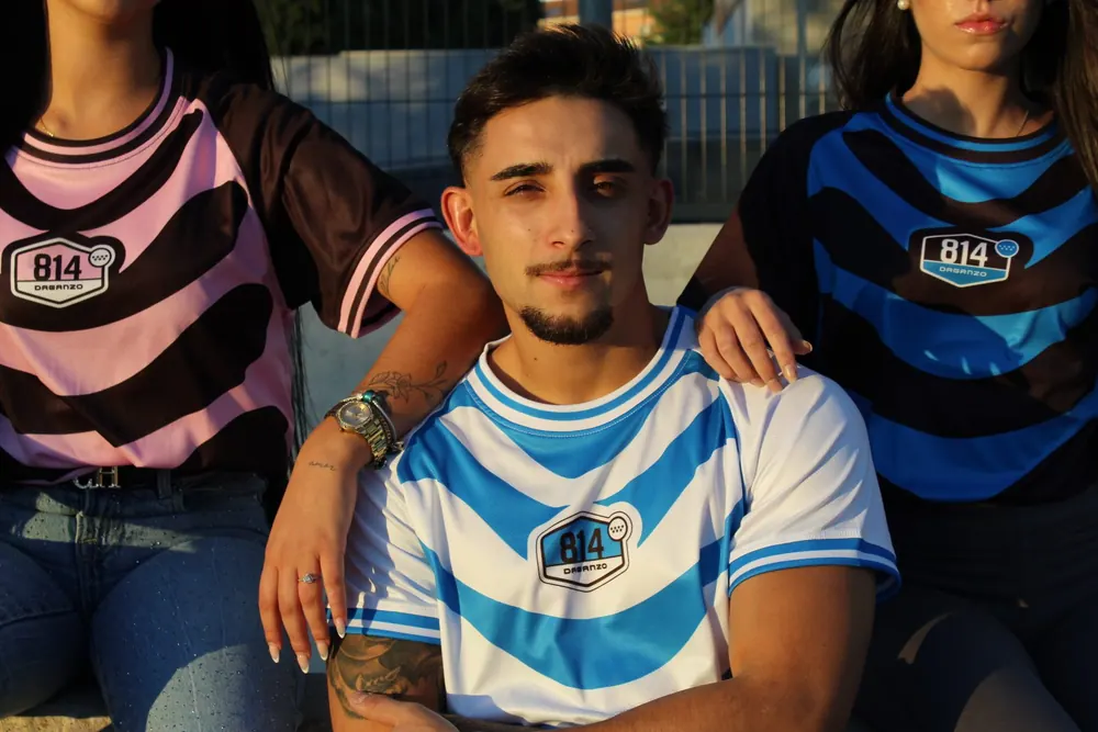 Chico con la 814.Shirt entre dos chicas