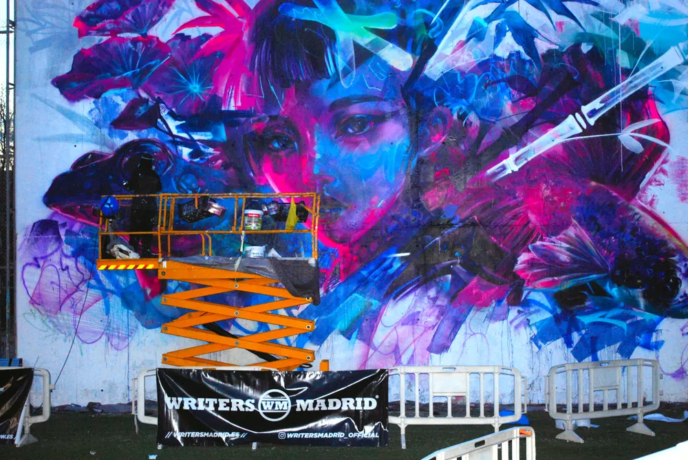 Mural de Writers Madrid con la plataforma elevadora