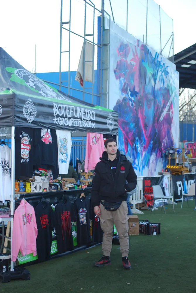 Stand de 814 junto al muro