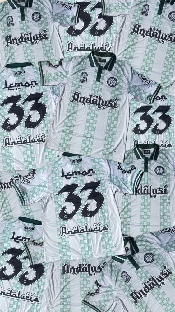 Detalle del estampado del polo Andalusí