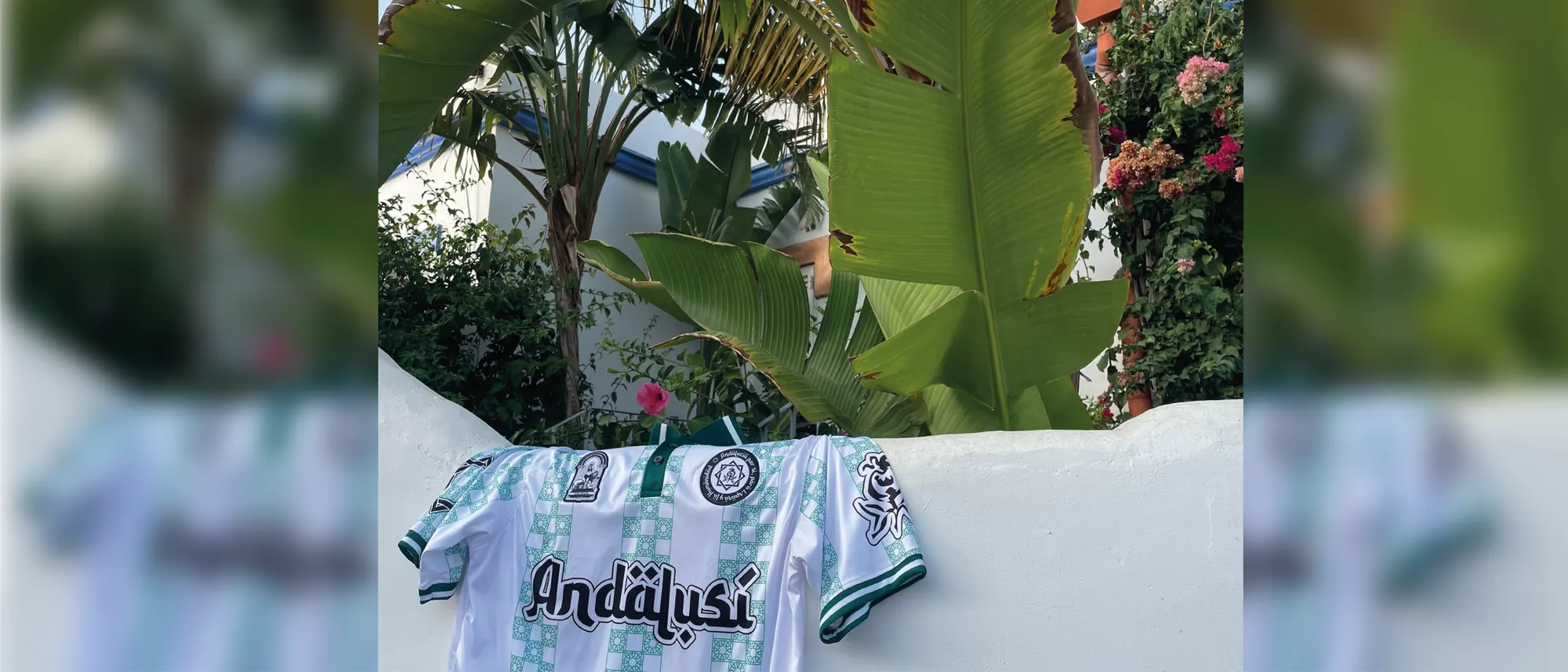Andalusian Polo Shirt sobre un muro blanco