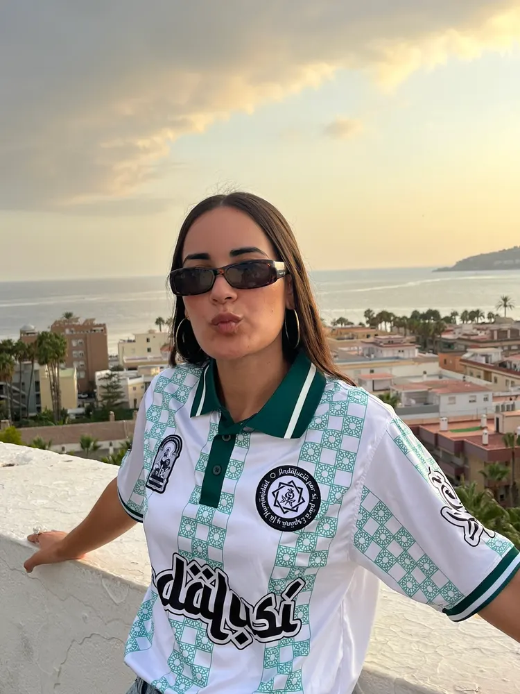Chica con el polo Andalusí al atardecer
