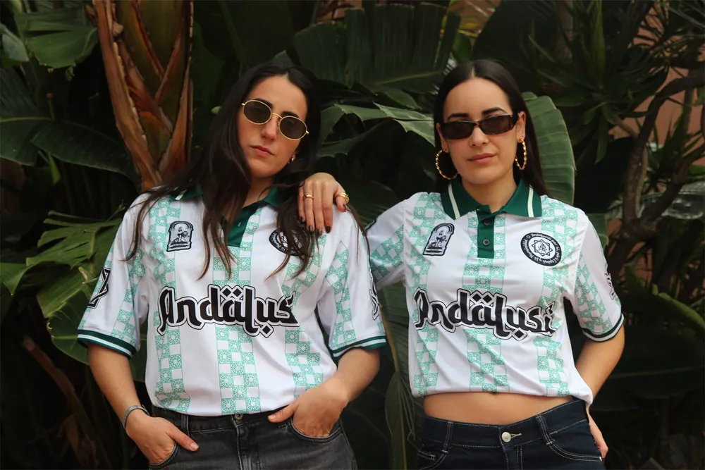 Dos chicas con el polo Andalusí entre plantas