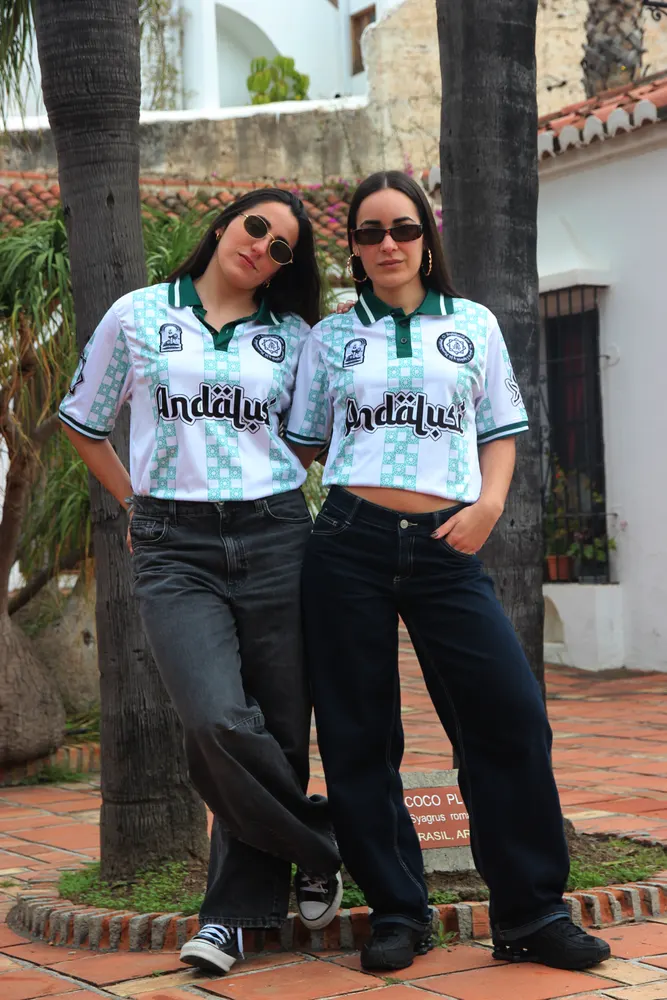 Dos chicas con el polo Andalusí en un patio