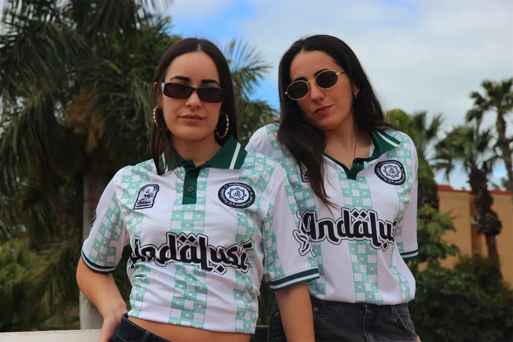 Dos chicas con el Andalusian Polo Shirt y palmeras