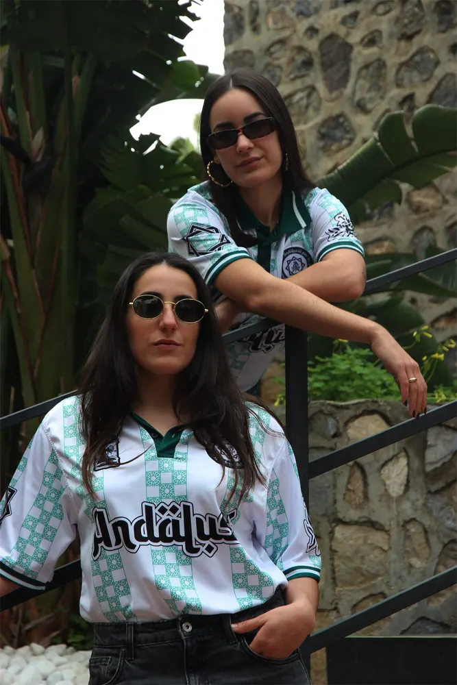 Dos chicas con el polo Andalusí en una escalera