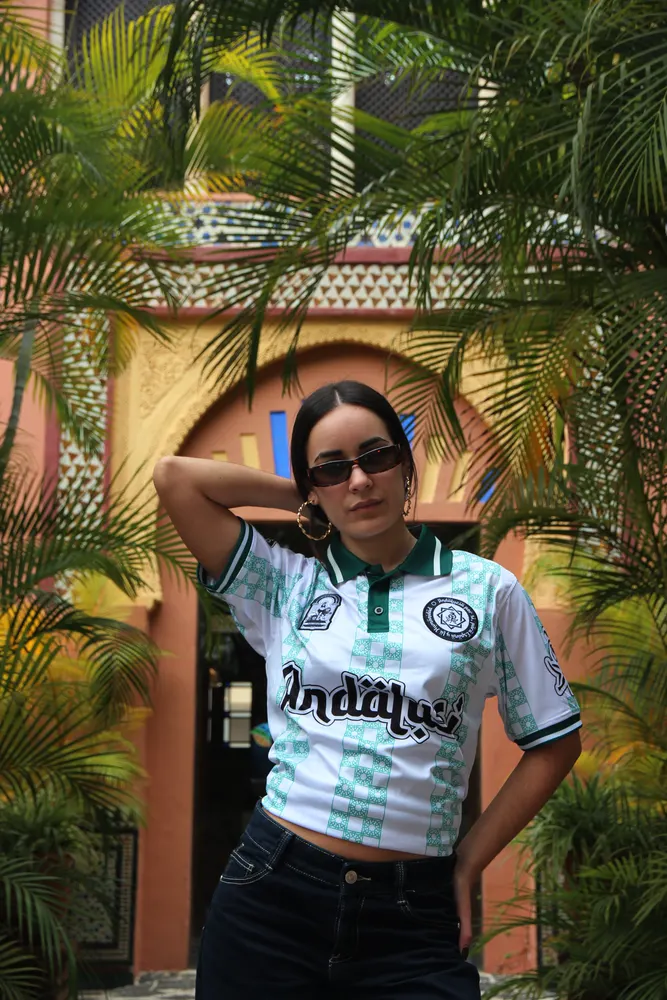 Chica con el Andalusian Polo Shirt bajo un arco