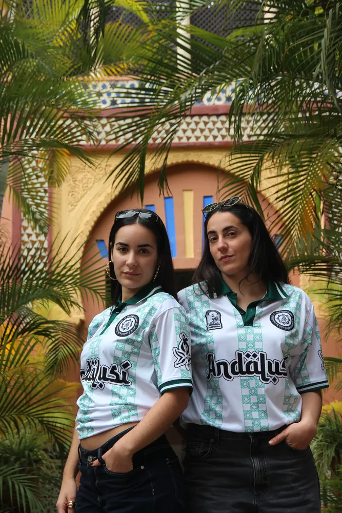 Dos chicas con el polo Andalusí bajo un arco