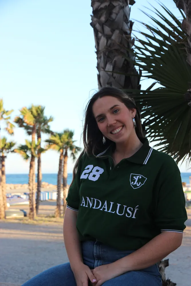 Chica con el Polo Andalusí 28 verde en la playa