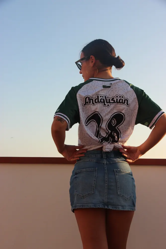 Espalda de la Andalusian Shirt II con el 28