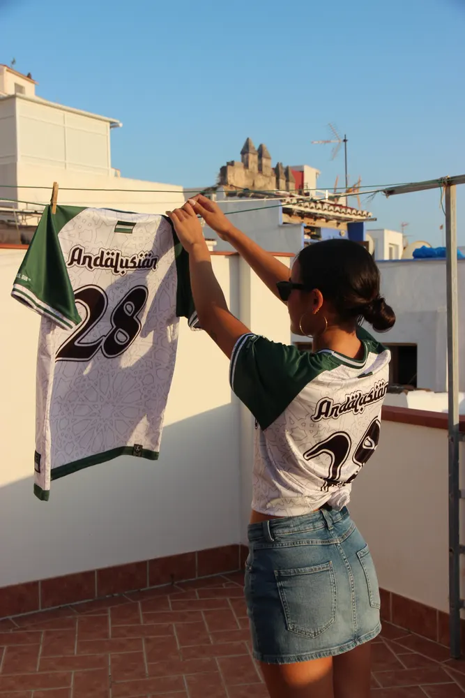 Chica tendiendo la Andalusian Shirt II
