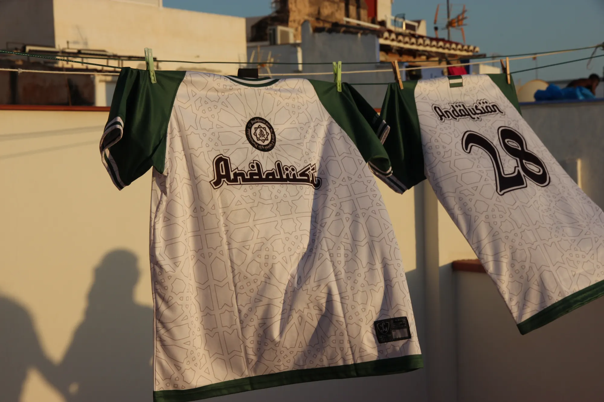 Camisetas Andalusí tendidas al sol