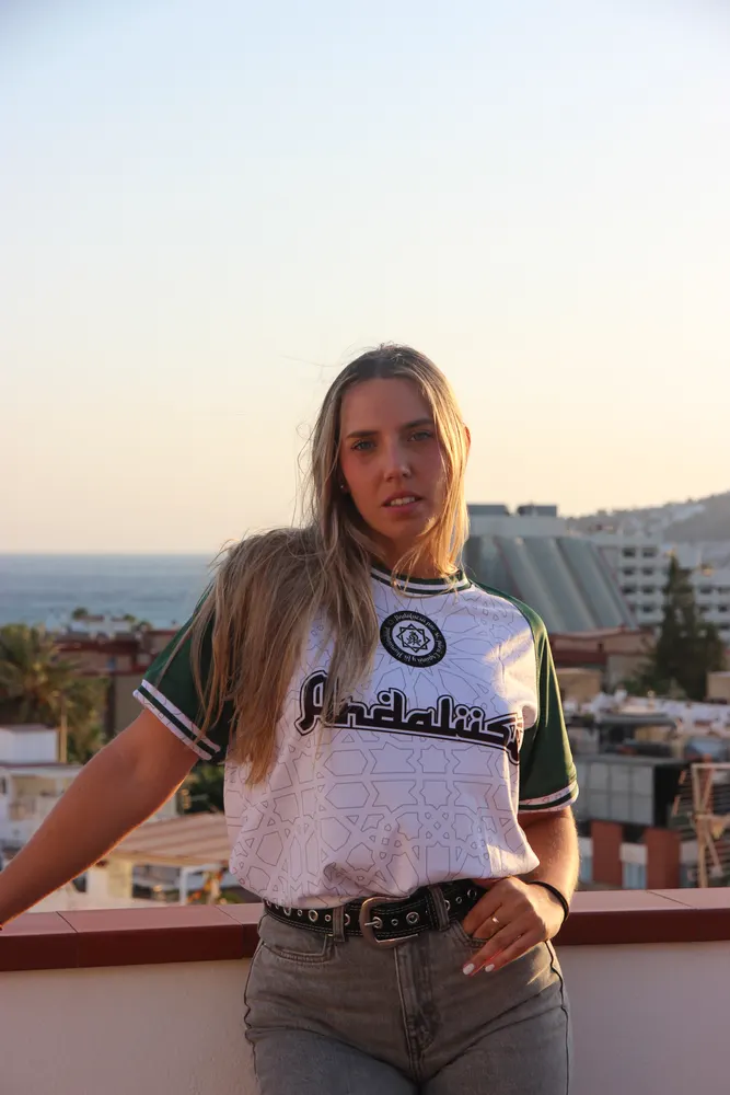 Chica con la Andalusian Shirt II en una azotea