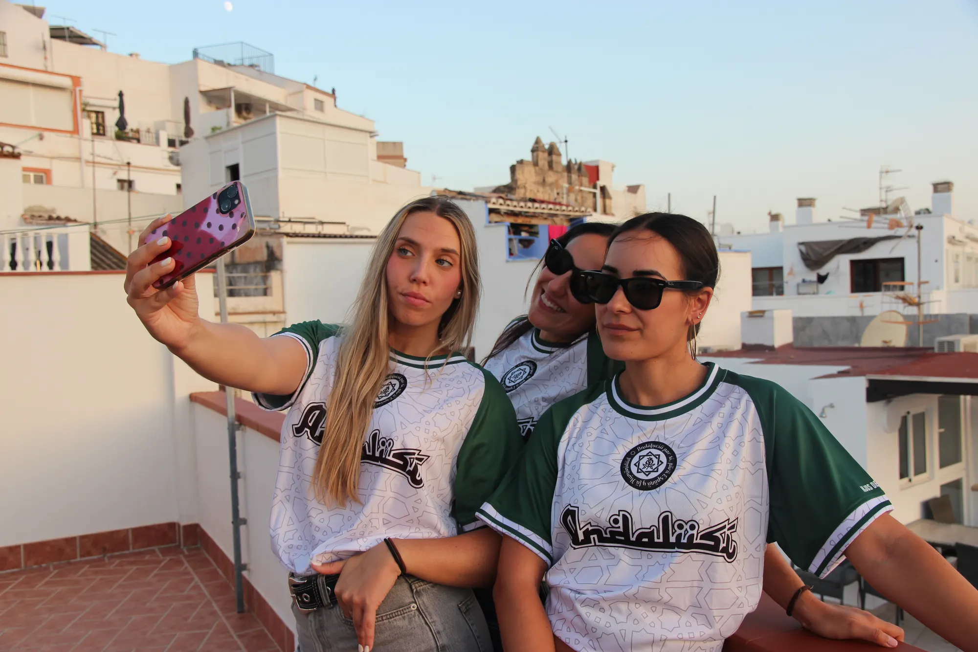Selfie en la azotea con las camisetas Andalusí
