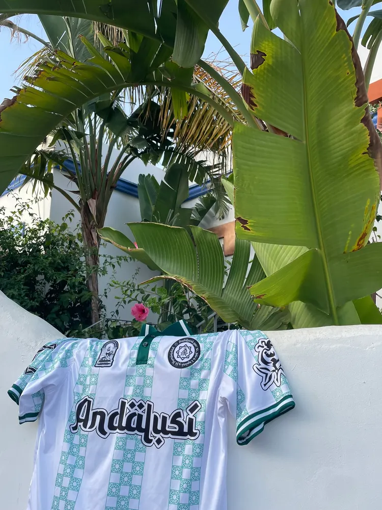 Andalusian Polo Shirt sobre un muro blanco