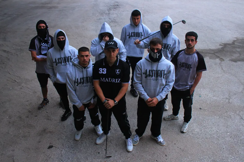 Grupo con sudaderas Lemon Wear grises
