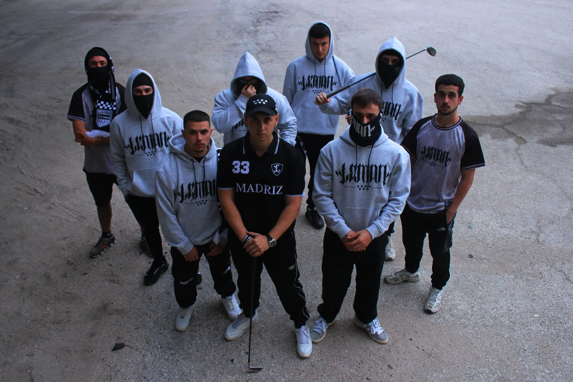 Grupo con sudaderas Lemon Wear