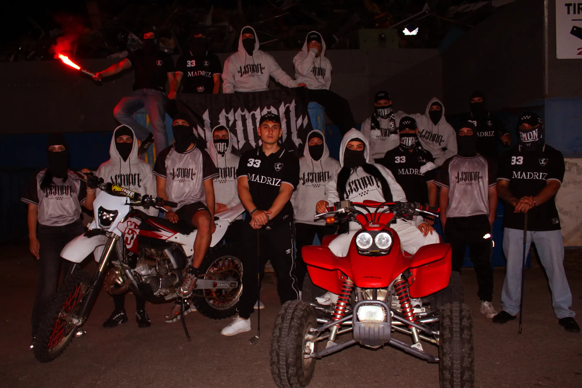 La crew de Lemon Juice One con motos y quad