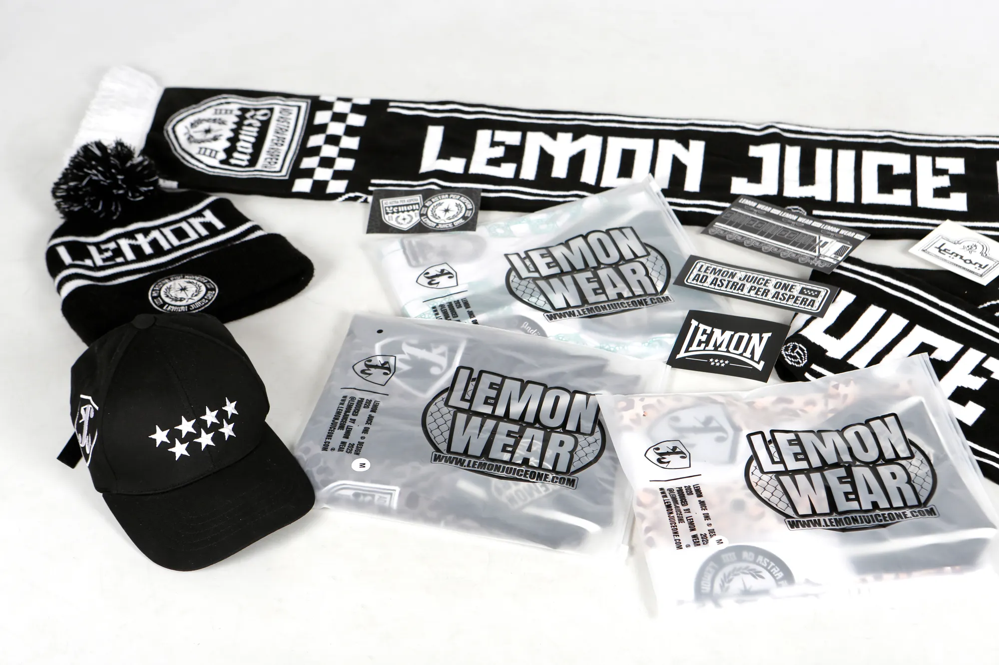 Bufandas, gorra y pegatinas Lemon Wear