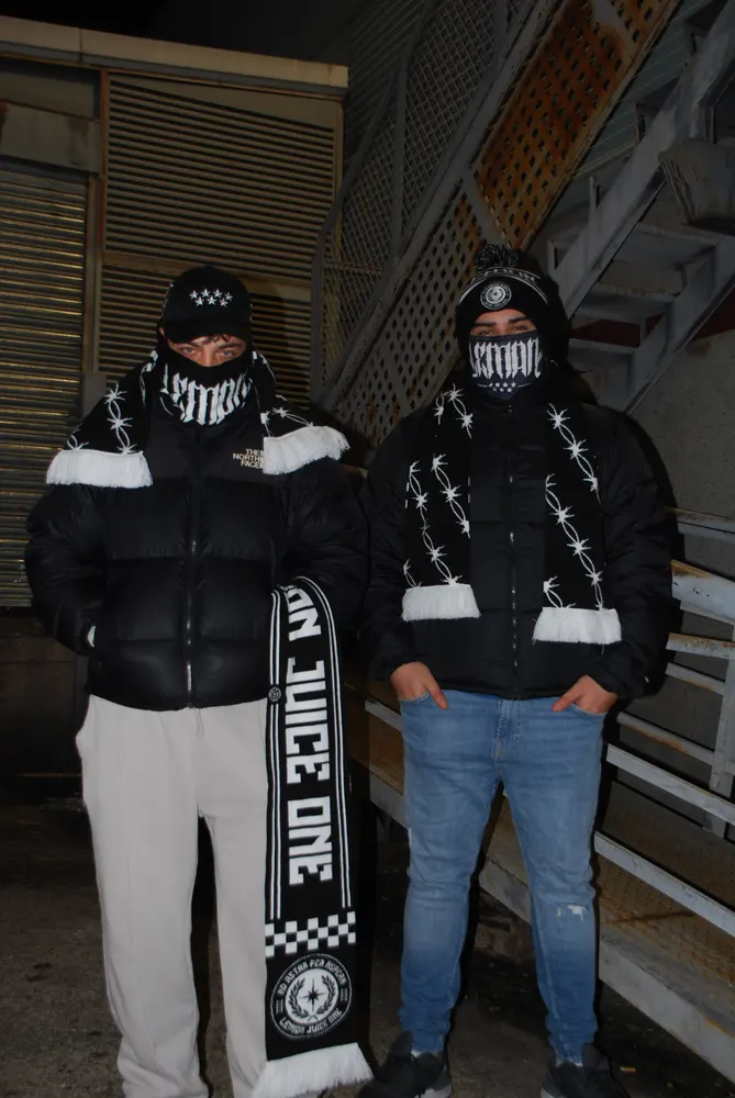 Dos chicos con la bufanda Lemon Wear