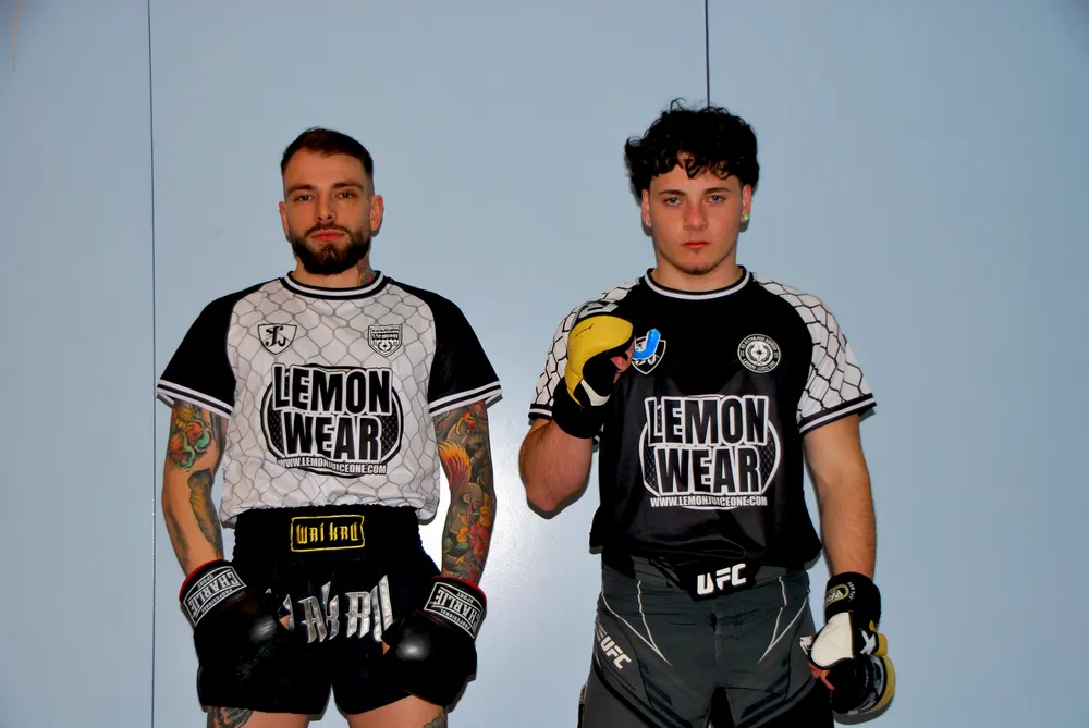 Dos luchadores con las camisetas Lemon Shirt Fighter