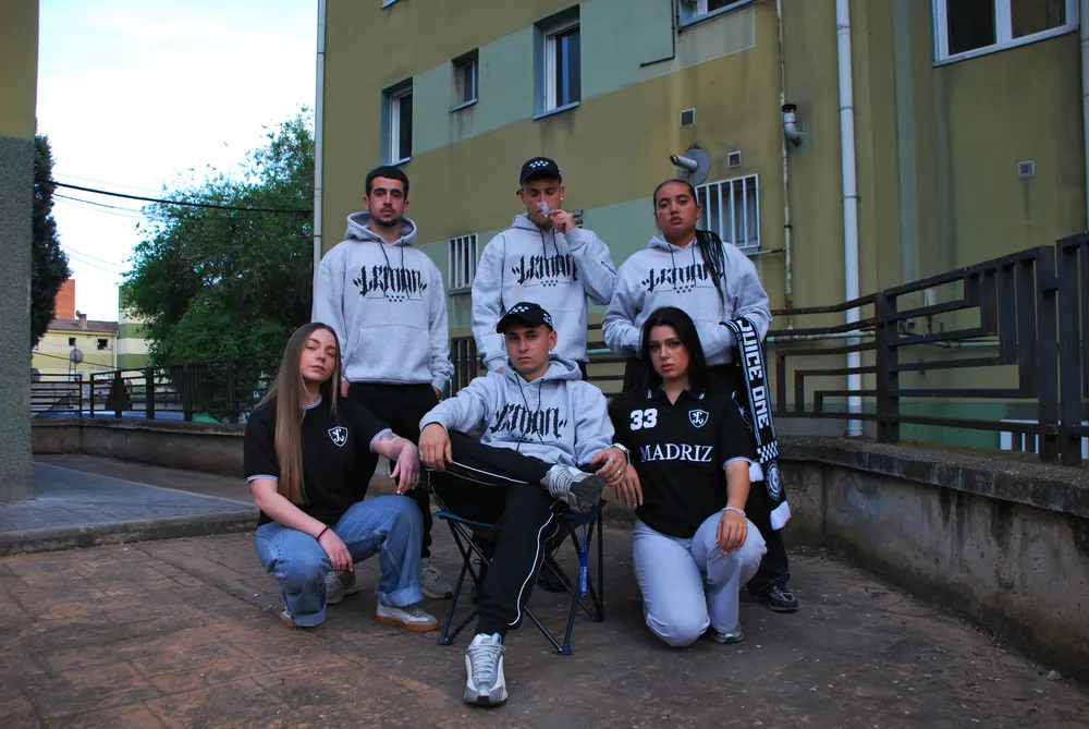 Grupo con sudaderas Lemon Wear frente a un edificio