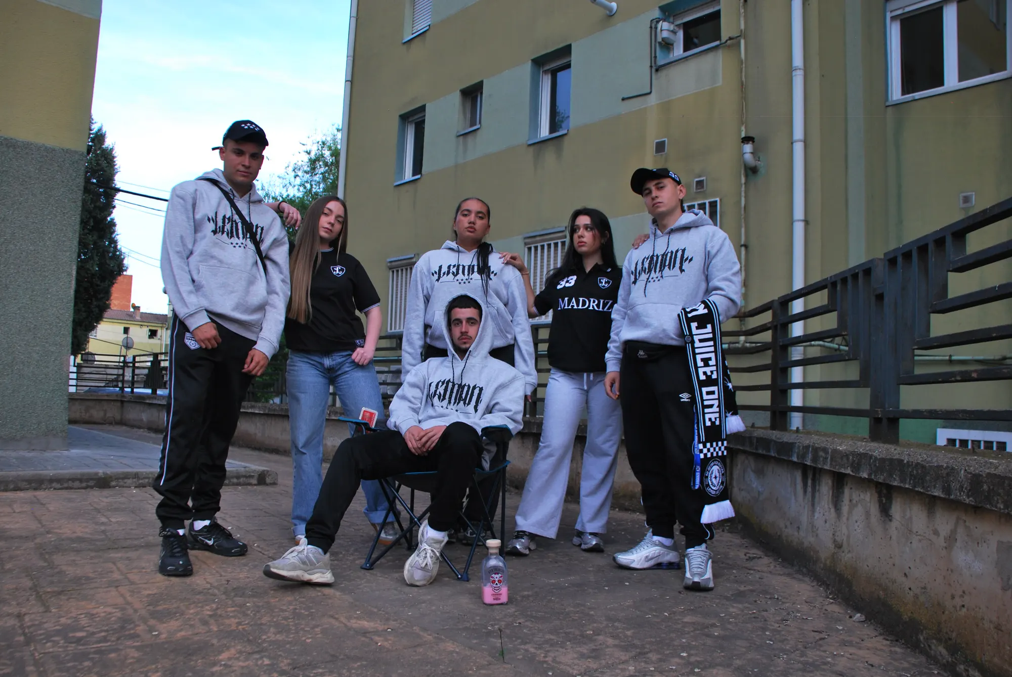 Grupo con sudaderas Lemon Wear frente a un edificio