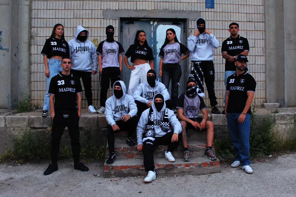 La crew de Lemon Wear con polos y sudaderas