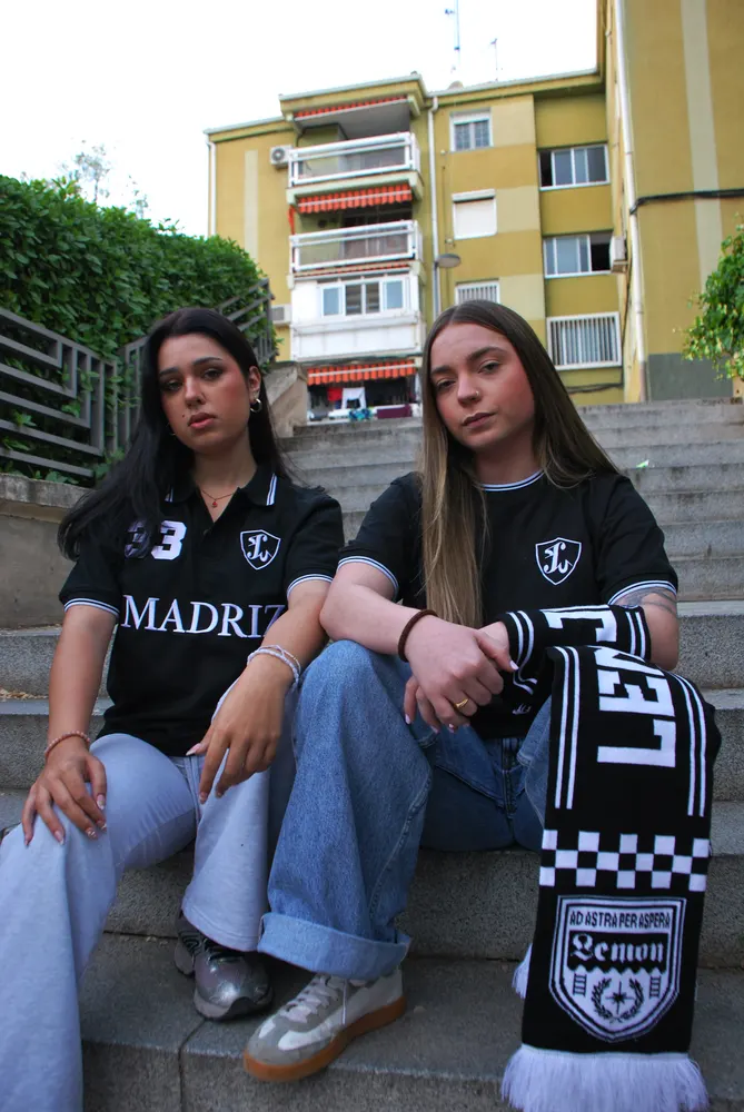 Dos chicas con el Polo Madriz en unas escaleras