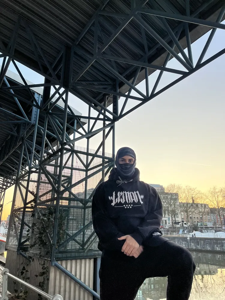 Chico con la sudadera Lemon Wear negra bajo un puente