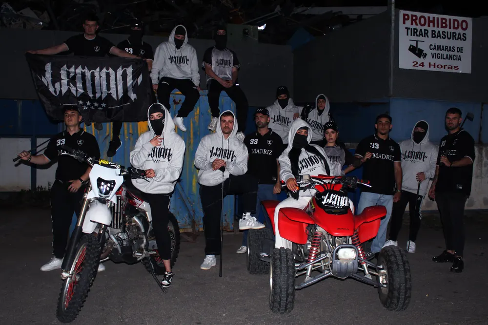 La crew de Lemon Wear con motos, quad y bandera