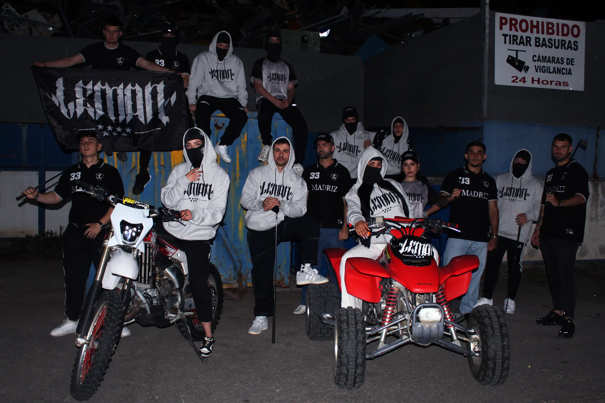 La crew de Lemon Wear con motos, quad y bandera