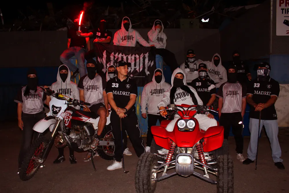 La crew de Lemon Wear con bengalas, motos y quad