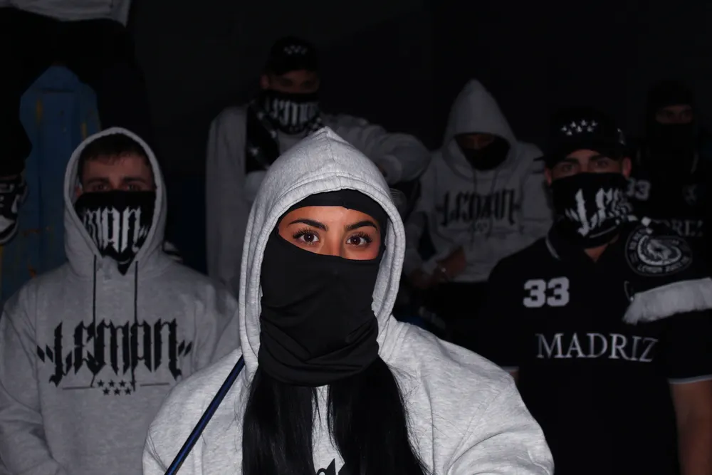 Chica con la sudadera Lemon Wear de noche