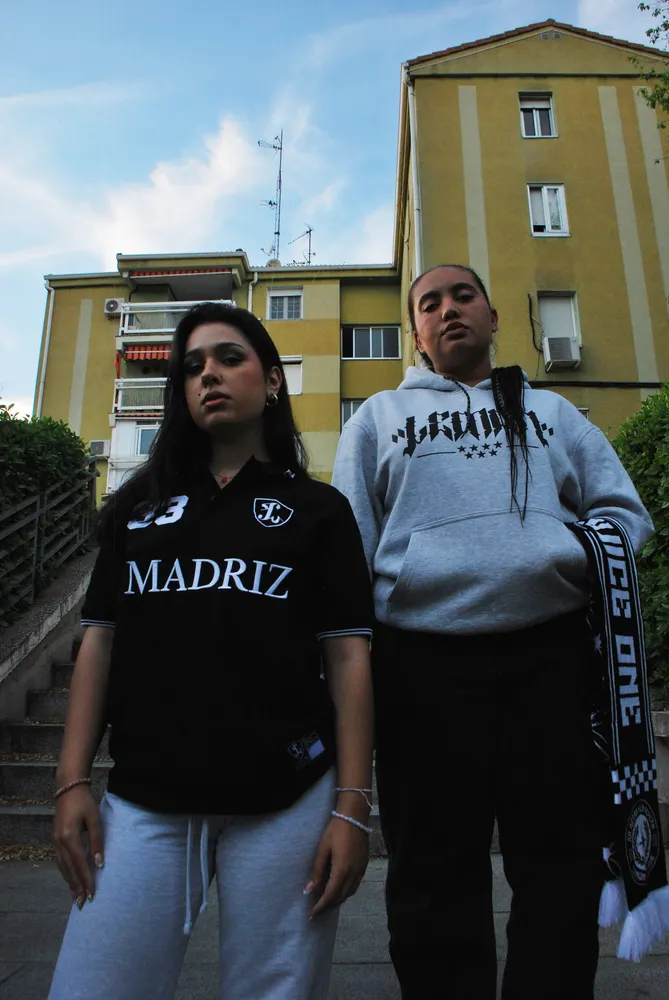 Chica con el Polo Madriz y chico con la sudadera Lemon Wear