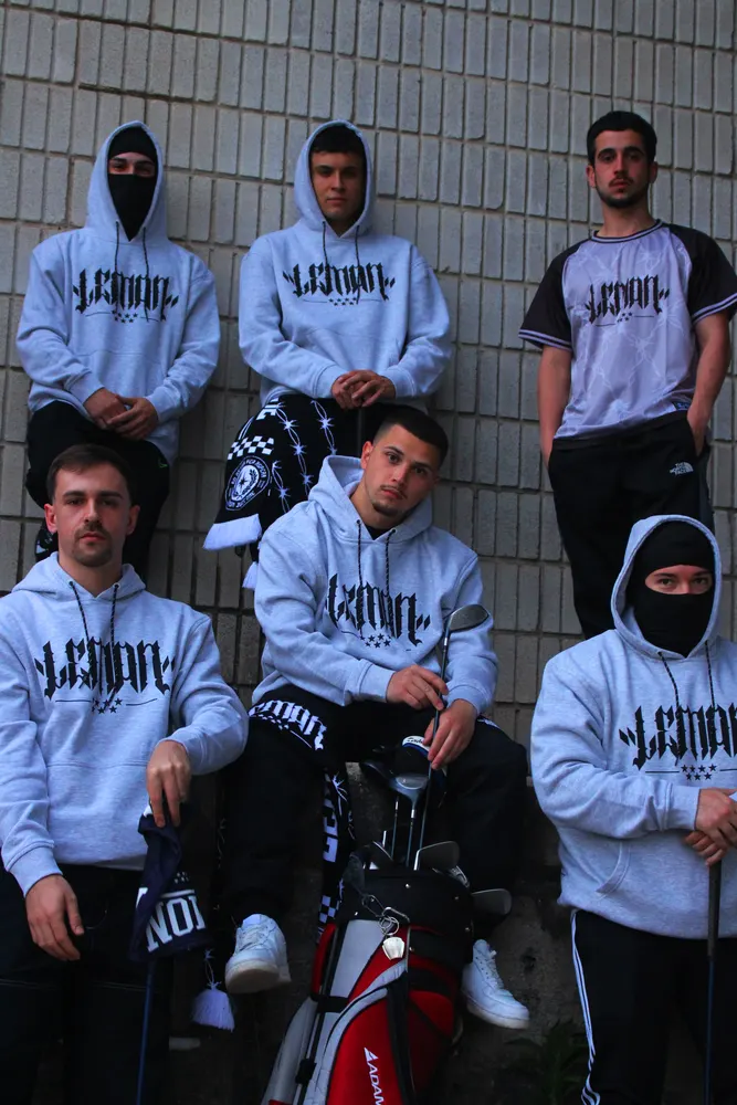 Grupo con sudaderas Lemon Wear junto a una pared