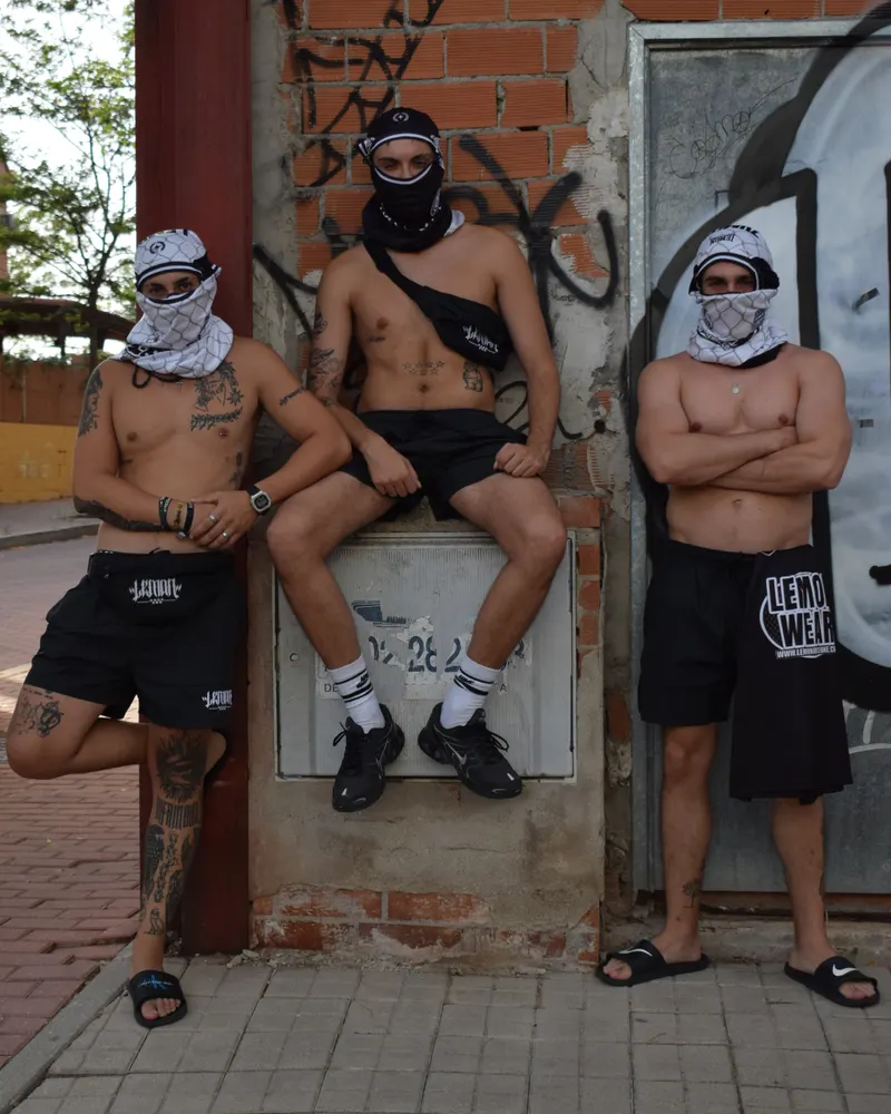 Tres chicos con el bañador Lemon Wear