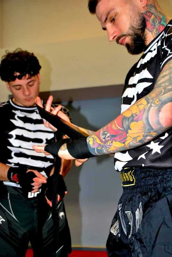 Luchador vendándose las manos con la Fightwear