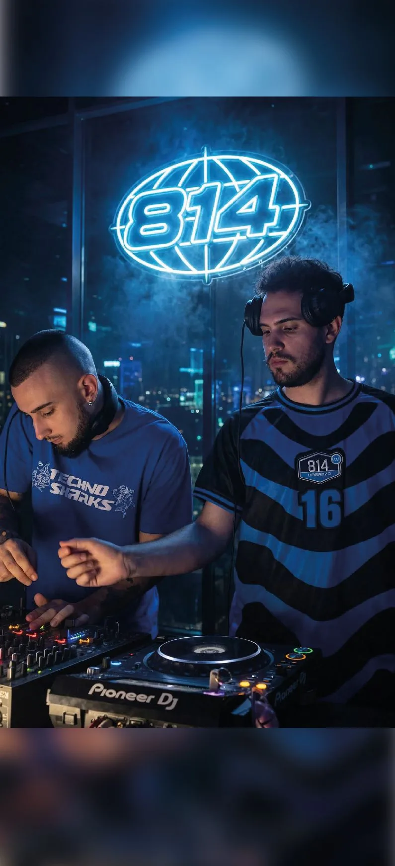 DJs de 814.Collective pinchando con camisetas 814