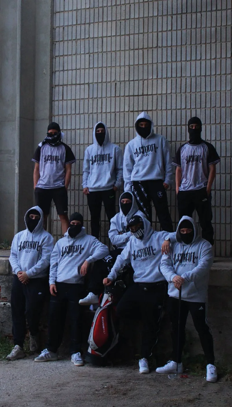Grupo con sudaderas Lemon Juice One en la calle