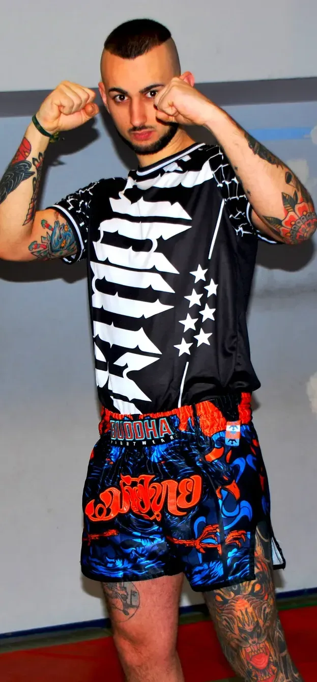 Luchador en guardia con camiseta Fightwear de Lemon Wear