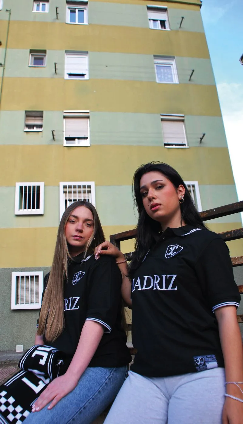 Dos chicas con el Polo Madriz de Lemon Wear